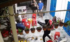 Nhóm người lạ xông vào nhà nổ súng, đâm chém người đang ăn nhậu