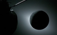 Artemis II sẽ hạ cánh xuống Trái Đất bằng cách nào khi bay với vận tốc cực lớn?