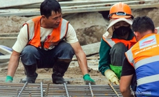 Giữa thời tiết oi nóng, công nhân hối hả thi công Vành đai 2,5