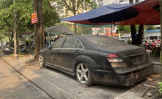 Xe sang 'bỏ quên' trên vỉa hè Hà Nội: Quy định của pháp luật xử lý ra sao?