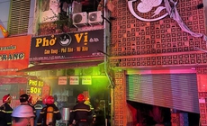 Kịp thời cứu 4 người mắc kẹt trong vụ cháy ở trung tâm TP Hồ Chí Minh