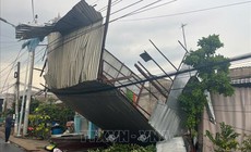 Dông lốc làm sập và tốc mái 47 căn nhà ở Đồng Tháp