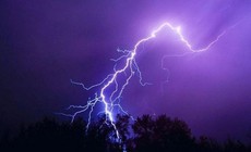 Người đàn ông bị sét đánh tử vong khi đang cưa cây