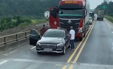 Xác minh vụ ô tô Mercedes dừng giữa cao tốc, chặn xe đầu kéo để 'lời qua tiếng lại'