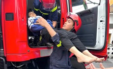 Xúc động cảnh sát dùng xe chữa cháy đưa nữ sinh lớp 11 đến bệnh viện cấp cứu trong 'giờ vàng'