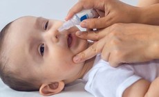 Chuyên gia cảnh báo: Nguy cơ nhiễm khuẩn, trầy xước mắt của thói quen sang chiết nước muối sinh lý tại nhà