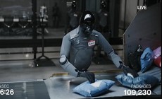 Làm việc 10 tiếng không nghỉ, robot vẫn 'hụt hơi' trước đối thủ không ai ngờ