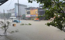 Hàng trăm hộ dân phải sơ tán do ngập lụt, hàng chục ngôi nhà tốc mái do mưa dông