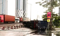Xe container lật trên cầu vượt Lê Hồng Phong, giao thông ùn tắc kéo dài
