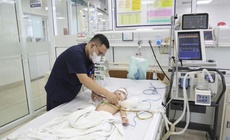 Nhiễm 5 tác nhân hô hấp sau sặc nước, bé 2 tuổi suýt mất mạng
