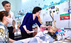 Phó Thủ tướng Phạm Thị Thanh Trà xúc động khi đến thăm các bệnh nhi tại giường bệnh