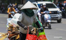 Người lao động nhọc nhằn mưu sinh dưới nắng như đổ lửa