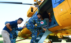 Quân y Không quân diễn tập cấp cứu, vận chuyển nạn nhân bằng trực thăng