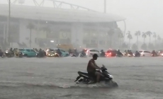 Quảng trường trước sân vận động Mỹ Đình và nhiều khu vực ở Hà Nội ngập nặng do mưa lớn