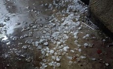 Nhiều địa phương thiệt hại nặng do dông lốc, mưa đá chiều qua
