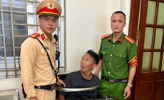 Thanh niên cầm bồ cào chặn xe, đập phá tài sản giữa phố Hà Nội