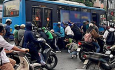 Nguyên nhân vụ tai nạn khiến một phụ nữ mắc kẹt dưới gầm xe buýt ở Hà Nội