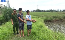 Hai gã đàn ông bắt trộm nghé mang ra đồng giết lấy thịt mang về cất vào tủ