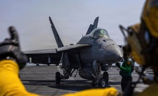 Tiêm kích F/A-18 Super Hornet Mỹ vô hiệu hóa tàu Iran vượt phong tỏa