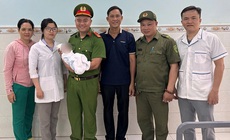 Xót xa bé trai sơ sinh bị bỏ lại ven đường trong túi nilon màu đỏ
