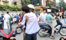 Người cha 18 năm làm đôi chân cho con, người bà 80 tuổi và những người thân thấp thỏm chờ sĩ tử thi tốt nghiệp THPT