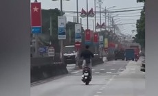 Buông cả hai tay, đánh võng giữa đường, nam thanh niên trả giá đắt