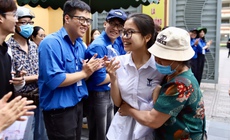 Cha mẹ đồng hành cùng sĩ tử: 'Điểm số không quan trọng bằng việc con trưởng thành'
