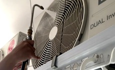 Vệ sinh điều hòa mùa cao điểm, thợ làm không xuể, khách 'mòn mỏi' chờ lịch
