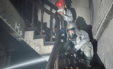 Cháy nhà dân lúc 4h sáng ở Hà Nội, cảnh sát lao vào giải cứu 2 người mắc kẹt