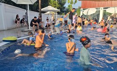 Chen chân đi bơi giải nhiệt: Dịch vụ quanh bể bơi 'hốt bạc'