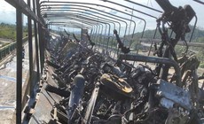 Ô tô tải chở xe máy bốc cháy dữ dội khi qua cầu cầu Bến Thủy 2

