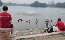 Hà Nội: Bãi xe Công viên Thống Nhất phình to, hồ cấm vẫn có người bơi