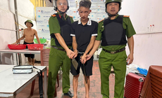 Mâu thuẫn tại quán cơm, nam thanh niên 18 tuổi lấy 2 con dao đe dọa người khác