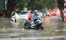 Cảnh báo dông lốc mạnh ở miền Bắc, nắng nóng ở miền Trung vẫn kéo dài
