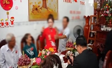 Mẹ chú rể phát biểu đòi vàng mừng cưới trước quan viên hai họ mặc cho người khác can ngăn