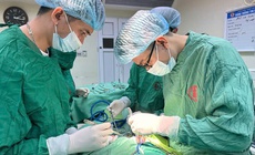 Phẫu thuật xuyên đêm giành lại bàn chân cho người bệnh tai biến