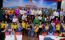 'Thắp sáng những ước mơ' cho hàng trăm trẻ em khó khăn