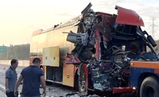 19 người nhập viện sau vụ xe khách tông xe đầu kéo trên cao tốc Phan Thiết - Dầu Giây