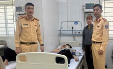 Dùng xuồng cao tốc đưa nữ thuyền viên nghi tai biến đi cấp cứu
