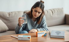 Phụ nữ mang thai bị đau đầu, sốt, dùng thuốc paracetamol cần lưu ý gì?