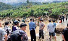 Mưa lớn cuốn trôi hai vợ chồng đi qua đập tràn, người chồng tử vong