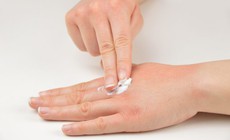 Viêm da tiếp xúc phải làm gì để nhanh khỏi?