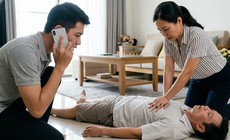 3 phút đầu cần làm gì khi gặp người bị co giật hoặc ngất