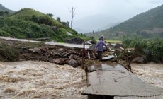 Nước lũ, sạt lở cuốn phăng 30m đường trên Quốc lộ 12 ở Lai Châu, 10 con trâu ở Lào Cai bị cuốn trôi