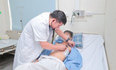 Mẹ nghĩ con 'ngực lõm' do gầy, đến tuổi dậy thì mới phát hiện con bị dị tật chèn ép tim, phổi