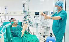 Mang bình oxy đi từ Nam ra Bắc tìm sự sống, người đàn ông 59 tuổi được hồi sinh từ nghĩa cử của cô gái 22 tuổi