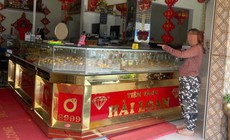 Giả vờ mua trang sức, nữ quái 'cuỗm' luôn vàng