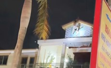 Cảnh sát dùng xe thang cứu người đàn ông có biểu hiện bất thường trên mái nhà 3 tầng