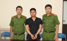 Vận động thành công 2 đối tượng truy nã ra đầu thú