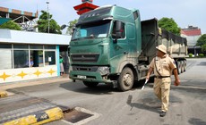 Lách đường nhỏ, chọn giờ vắng, xe chở quá tải vẫn không thoát CSGT